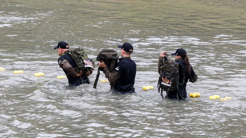 Czerwony Bór (woj. podlaskie), 13.09.2025. XIII edycja GROM Challenge w Czerwonym Borze, 13 bm. w której ponad 300 uczestników miało do pokonania trasę długości ponad 20 km w terenie idealnym do szkolenia elitarnych formacji wojskowych z przeszkodami naturalnymi i sztucznymi. To jeden z najdłuższych w Polsce taki stały tor przeszkód, do wykonywania zadań w wodzie, trzęsawisku, zaroślach i na lądzie. Sędziowie zaliczali czas wolniejszego biegacza. (aldg) PAP/Artur Reszko