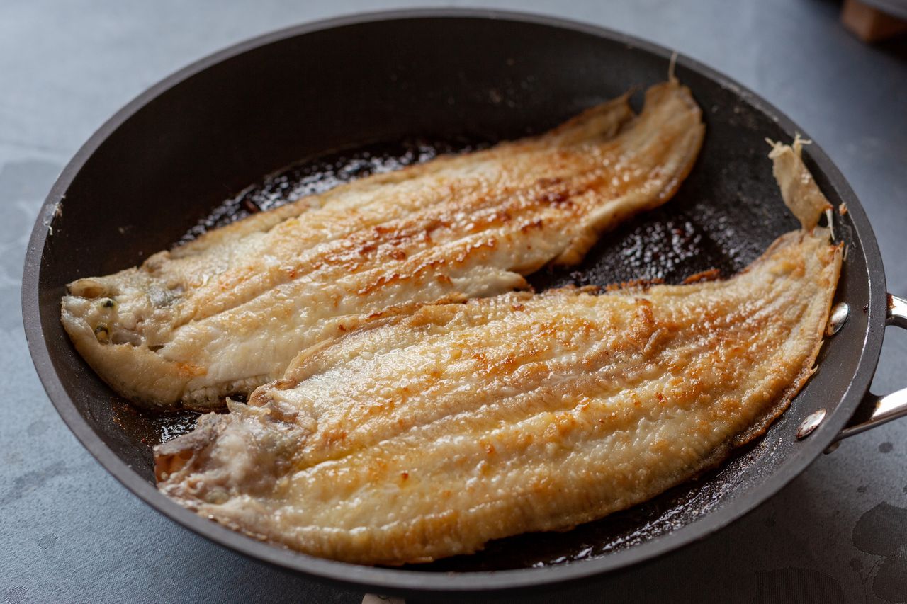 Połóż obok ryby na patelni. Szybko zapomnisz o smrodku podczas jej smażenia