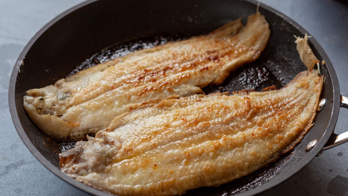 Dzięki pewnemu dodatkowi, ryba na patelni przestaje śmierdzieć