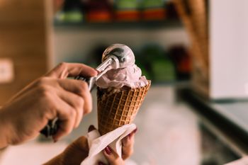 Lody o smaku świerszcza. W ofercie mają też takie z langoszem i ogórkiem