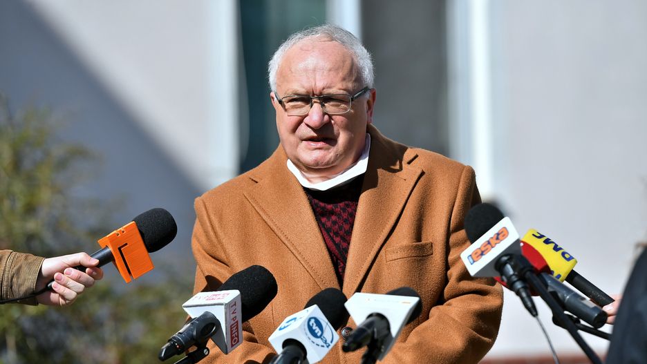 Prof. Krzysztof Simon twierdzi, że przepisów nie złamał, bo "reklamował polskie maseczki, nie chińskie”.