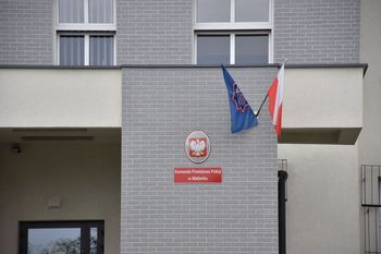 Komunikaty Komendy Powiatowej Policji w Malborku. Graffiti na wagonach, niebezpieczna jazda na hulajnodze, uszkodzone stragan i auto