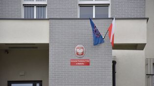 Komunikaty Komendy Powiatowej Policji w Malborku. Graffiti na wagonach, niebezpieczna jazda na hulajnodze, uszkodzone stragan i auto