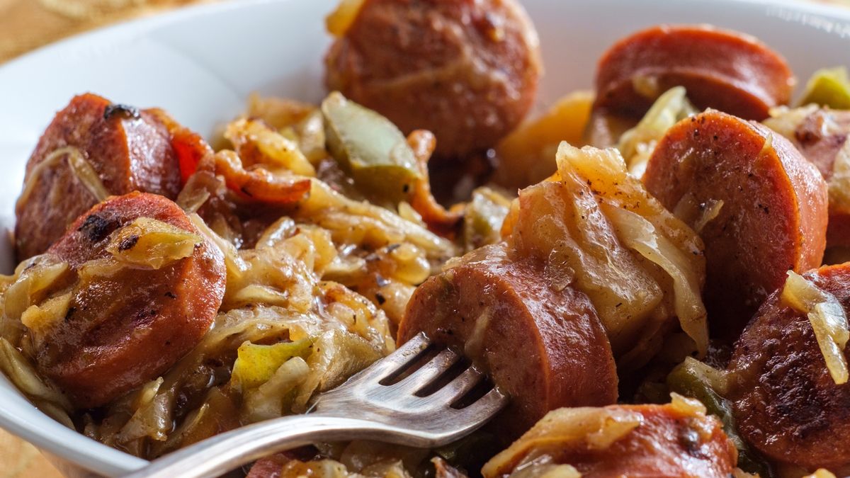 Kiełbasa z cebulką i koncentratem – smak PRL-u