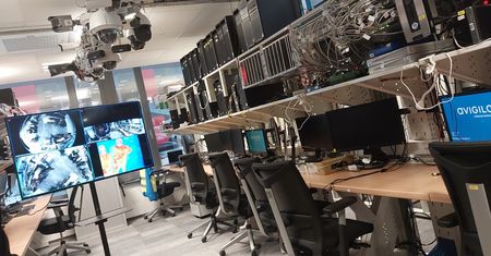 Zajmują się łącznością i bezpieczeństwem w Polsce. Łączą siły z gigantem