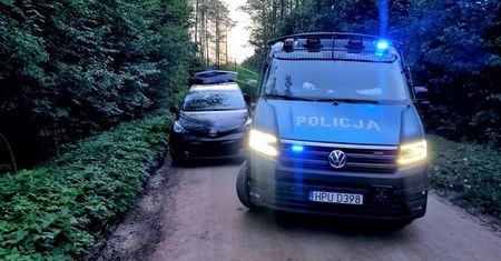 Zwłoki 37-letniej kobiety przy aucie. Światła były włączone