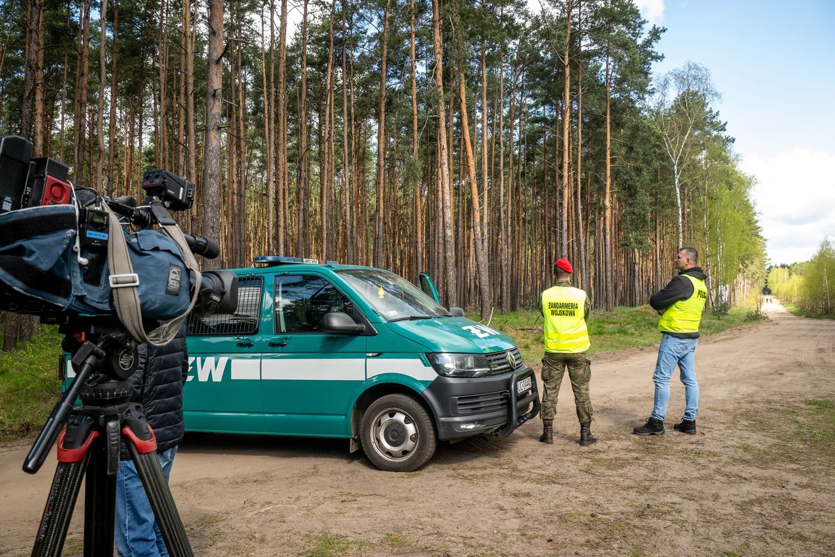 Żandarmeria w pobliżu miejsca, gdzie spadła rakieta