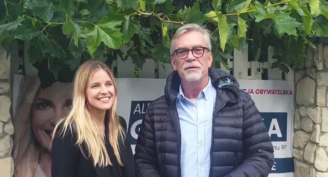 Jacek Żakowski powiesił na swoim płocie baner kandydatki Koalicji Obywatelskiej. „Dopóki mamy demokrację, trzeba korzystać”