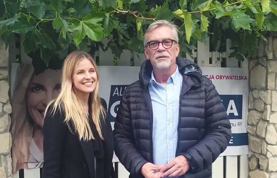 Jacek Żakowski powiesił na swoim płocie baner kandydatki Koalicji Obywatelskiej. „Dopóki mamy demokrację, trzeba korzystać”