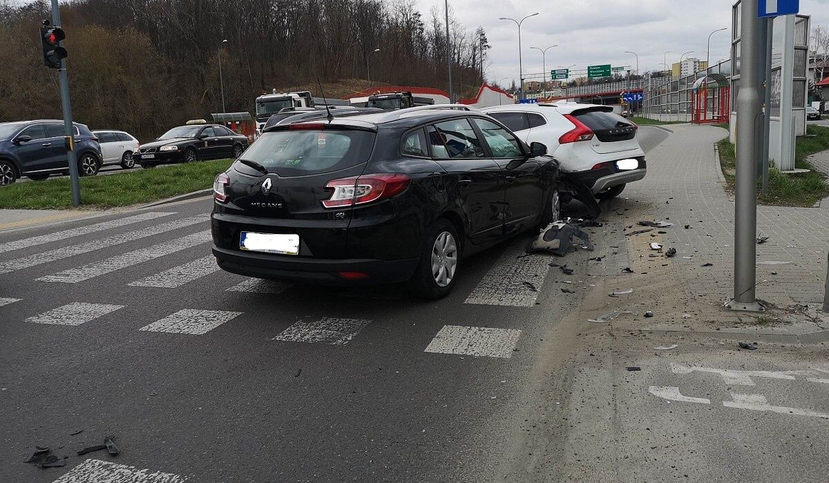Zderzenie renault z volvo na skrzyżowaniu ulic Ducha z Północną