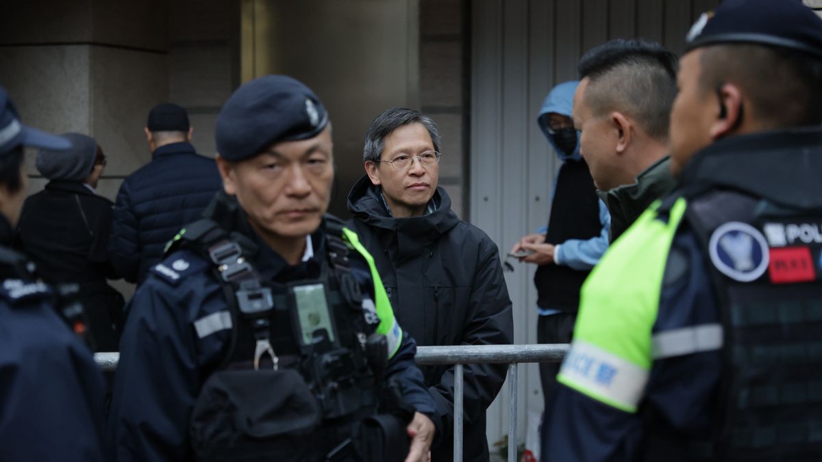 Tang Ngok-Kwan (środek) przed procesem