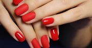 Czerwone paznokcie idą w odstawkę. Furorę robi inny kolor