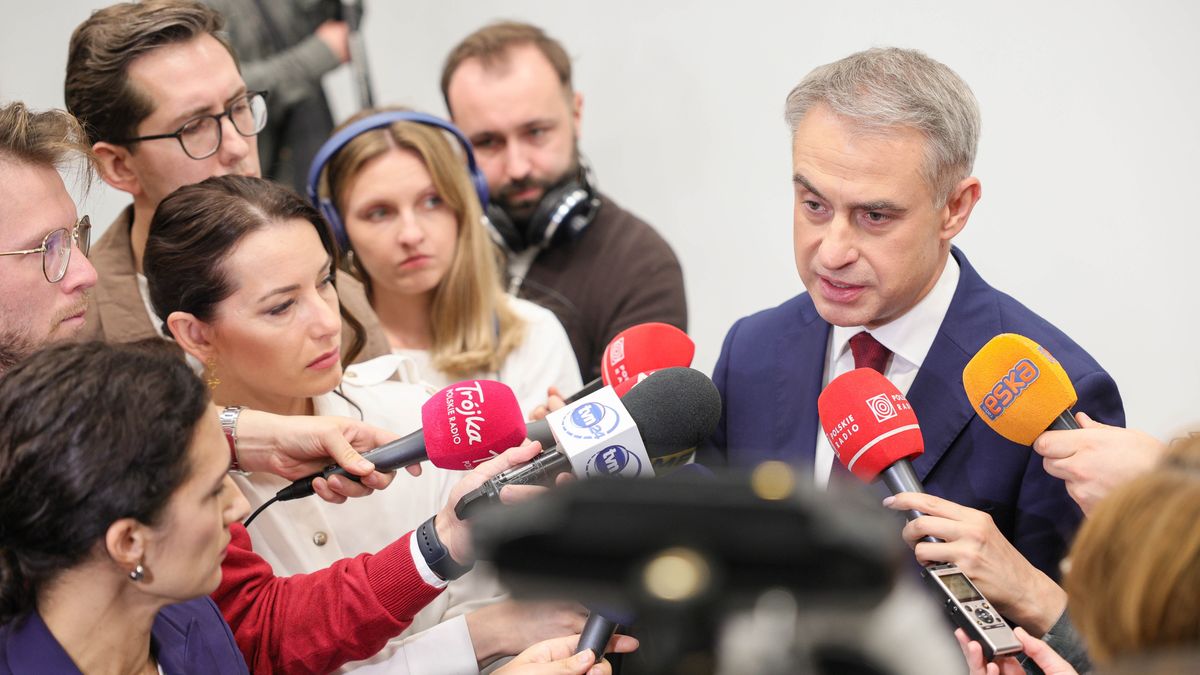 Warszawa, 21.10.2026. Wicepremier, minister cyfryzacji Krzysztof Gawkowski (P) na konferencji prasowej na której NASK zaprezentował raport "Reakcja platform społecznościowych na zgłoszenia w I półroczu 2026 roku", 21 bm. w siedzibie Polskiej Agencji Prasowej w Warszawie. Podczas spotkania analitycy Ośrodka Analizy Dezinformacji NASK pokazali, co dzieje się ze szkodliwymi treściami po zgłoszeniu ich platformom społecznościowym. (ad) PAP/Szymon Pulcyn