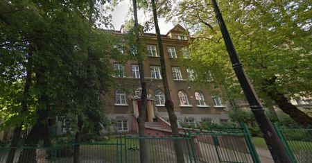 Uczniowie chodzą w kurtkach i kocach. Co na to szkoła?