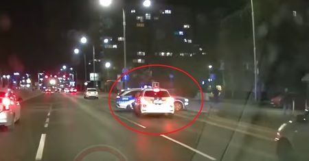 Kolizja policjantów z samochodem nauki jazdy we Wrocławiu. Film trafił do sieci