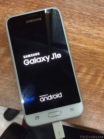Samsung Galaxy J1 (2016) może być sensownym budżetowcem. Nie tak jak poprzednik 2