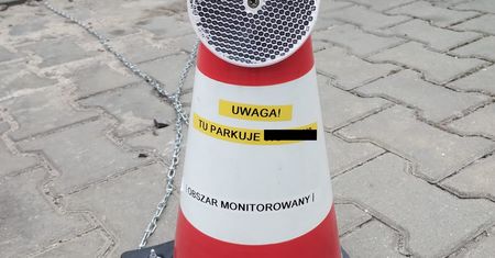 Postawił pachołek na parkingu. Mieszkańcy są oburzeni