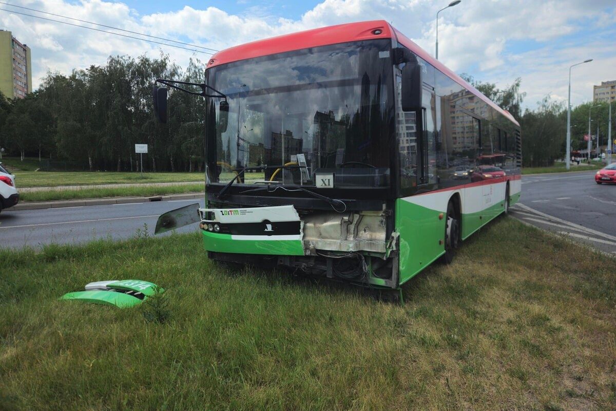 Zderzenie autobusu komunikacji miejskiej z volkswagenem na rondzie Berbeckiego