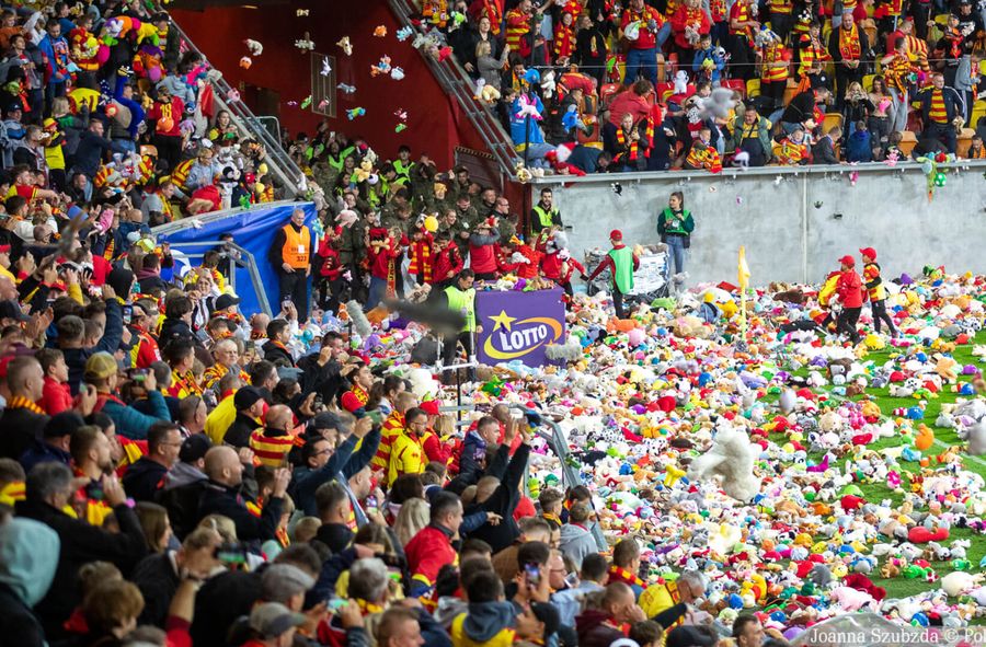 Kibice wrzucili 100 tyś. maskotek na stadion.