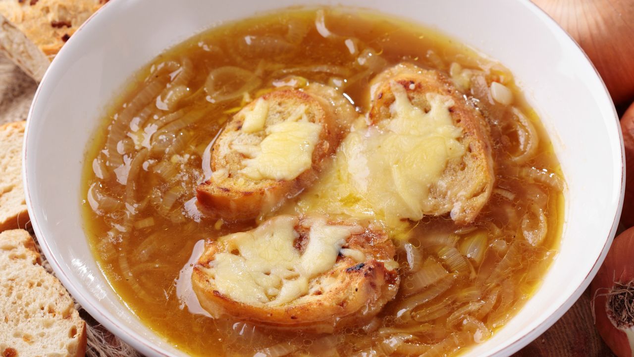 Zupa cebulowa z grzankami