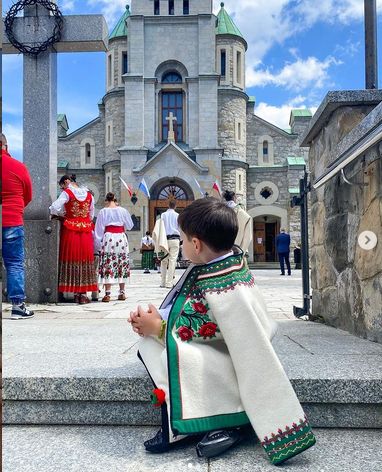 Zofia Ślotała z rodziną w góralskich strojach