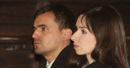 Zachowują się jak obcy sobie ludzie?