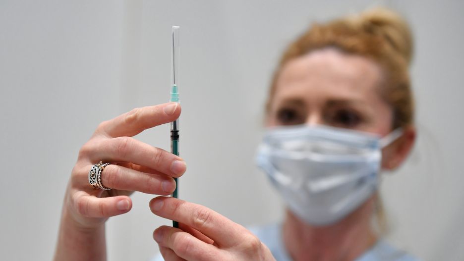 Gdańsk, 23.04.2021. Koronawirus w Polsce. Szczepienie pacjentów w punkcie szczepień powszechnych otwartym w Centrum Sportowym Gdańskiego Uniwersytetu Medycznego, 23 bm. (amb) PAP/Adam Warżawa