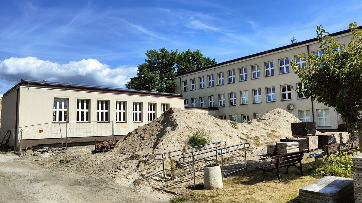 Z lewej strony stara sala sportowa 