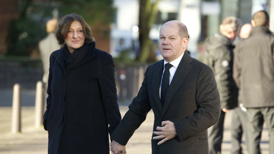 arch51
Eintreffen von Olaf SCHOLZ, SPD, Erster Buergermeister der Hansestadt Hamburg, und Ehefrau Britta ERNST, Ankunft der Trauergaeste vor dem Hamburger Michel, Staatsakt fuer den verstorbenen Altbundeskanzler Helmut Schmidt im Hamburger Michel, St. Michaeliskirche, 23.11.2015,
imago stock&people via www.imago-images.de