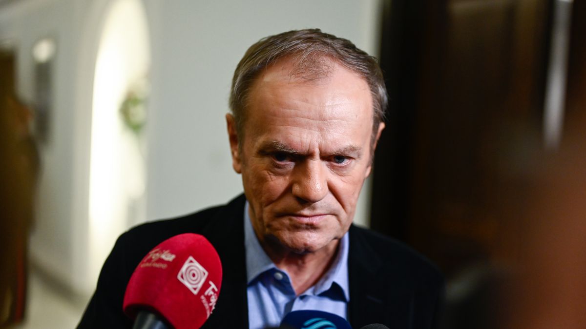 W budżecie przygotowanym przez rząd Zjednoczonej prawicy zabrakło pieniędzy na dopłaty do zamrożenia cen prądu, gazu i ciepła. Na zdj. premier Donald Tusk