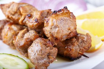 Zamiast zwykłej karkówki grilluję souvlaki. Goście wyrywają je sobie z rąk