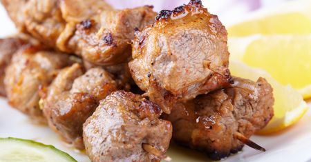 Zamiast zwykłej karkówki grilluję souvlaki. Goście wyrywają je sobie z rąk