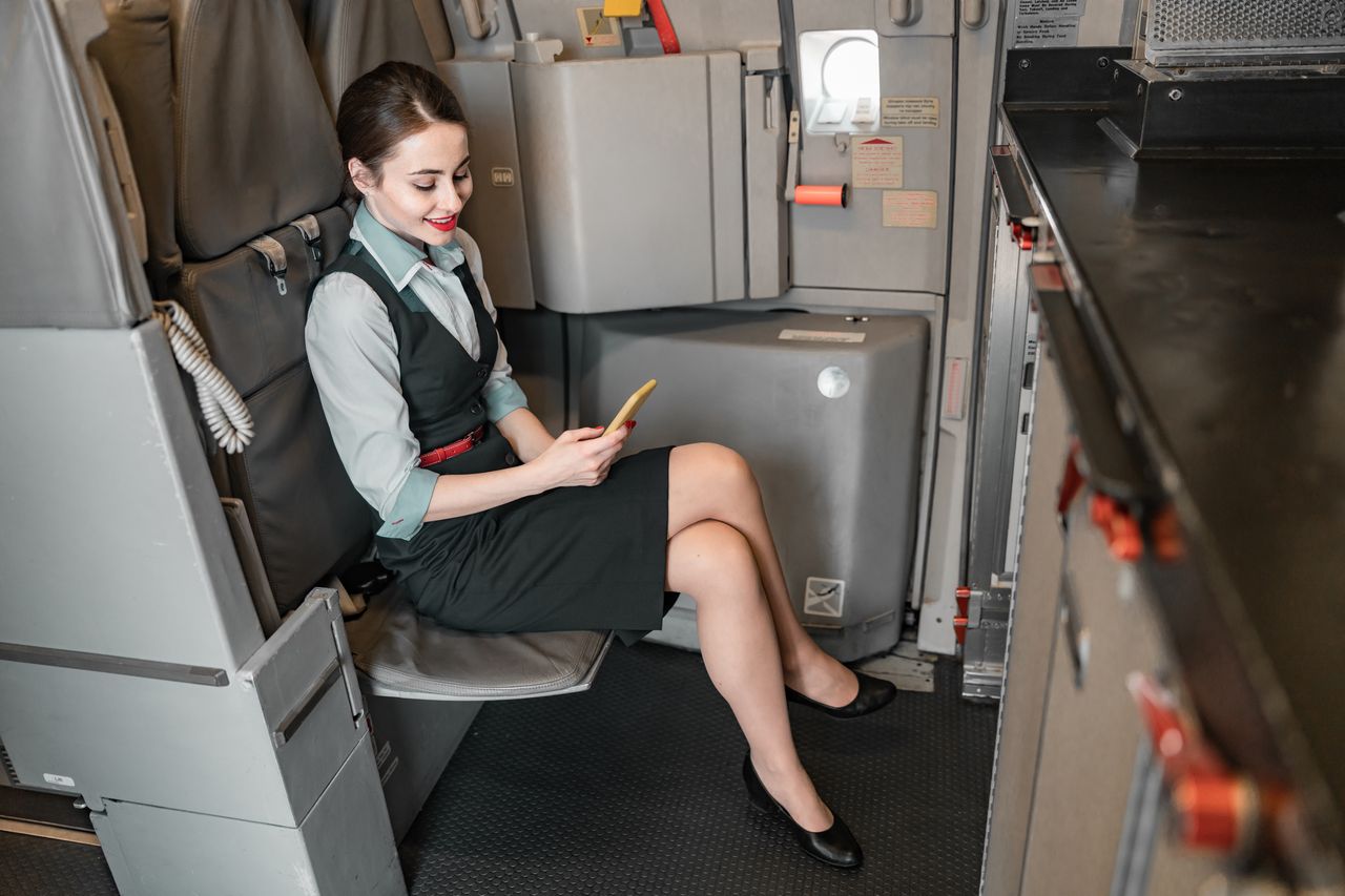 Dlaczego na pokładzie noszą czerwoną szminkę? Była stewardesa ujawnia
