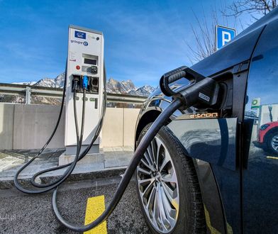 "Szeryf" przejął publiczną ładowarkę. Absurd z listą kolejkową