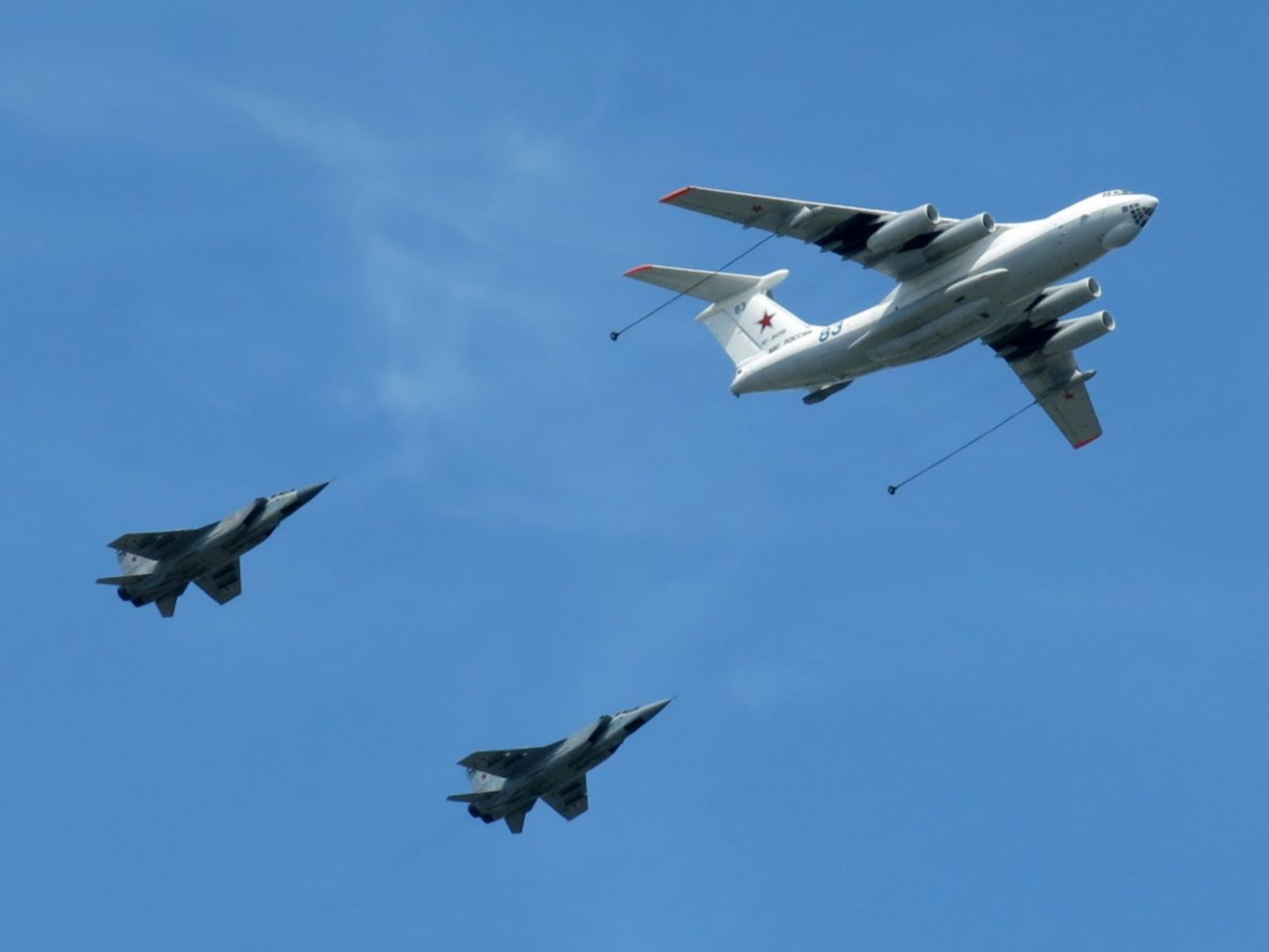 Latająca cysterna Ił-78M i dwa samoloty MiG-31BM 