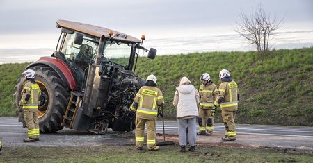 Wypadek w Starej Łubiance. Ciągnik uderzył w TIR-a