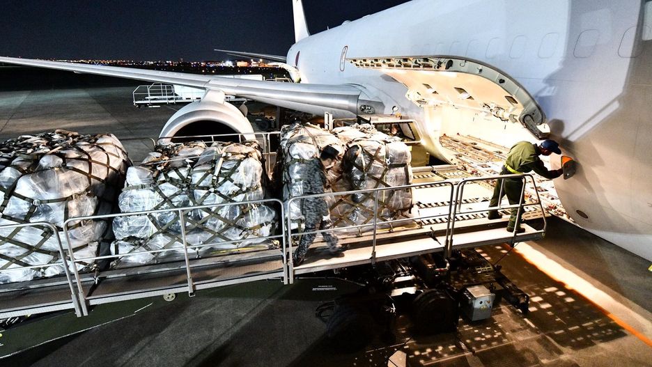 Samolot Boeing KC-767J załadowany sprzętem pomocowym dla Ukrainy. Marzec 2022 roku.