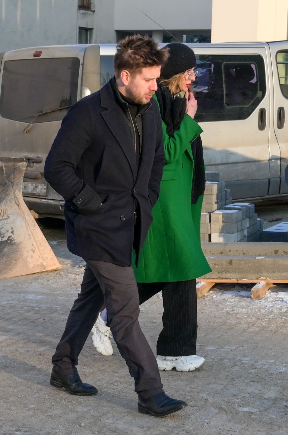 Antoni Królikowski i Izabela opuszczają sąd po usłyszeniu przez aktora wyroku
