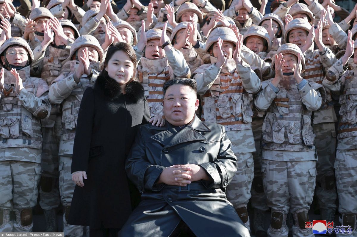 Kim Dzong Un z córką i żołnierzami
