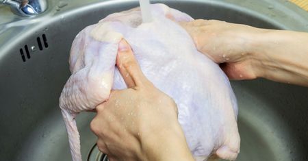 Przygotowujesz w ten sposób mięso? To poważny błąd