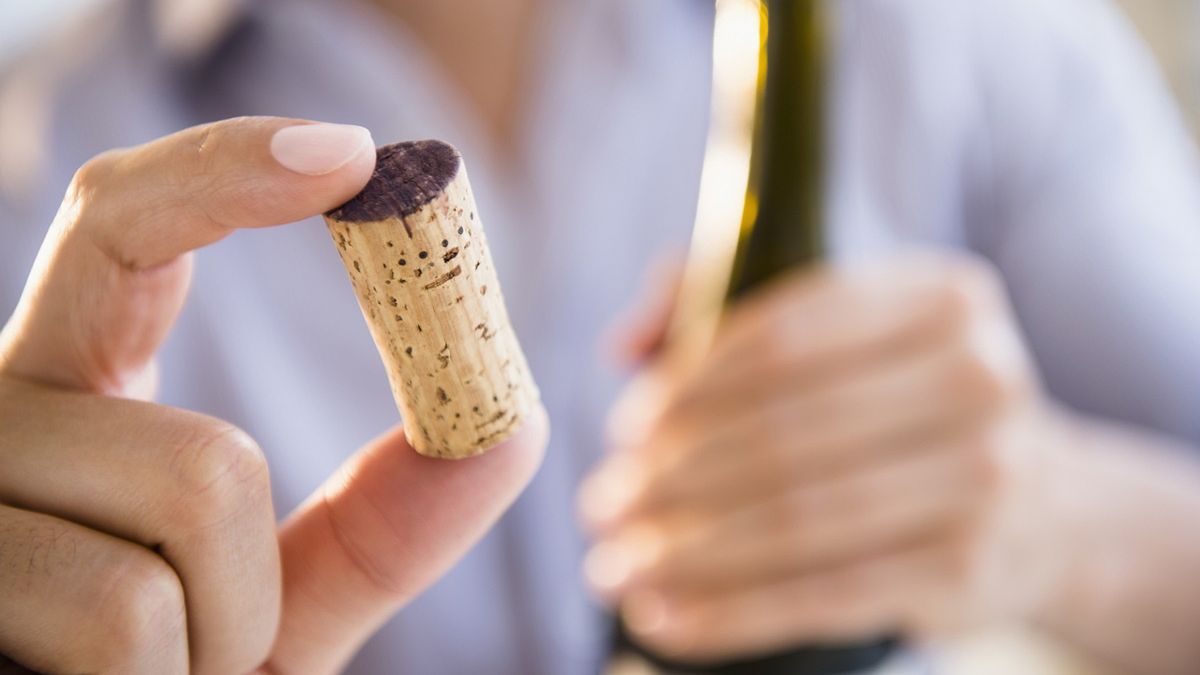 Oto jak wyciągnąć korek z butelki.