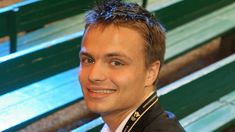 Odmłodzony Marcin Hakiel prezentuje się w nowym stylu