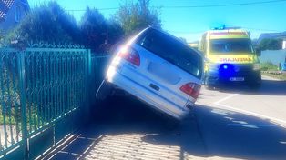 "Rozbił skradzionego Forda na ogrodzeniu. Miał blisko 3 promile i dożywotni zakaz prowadzenia".