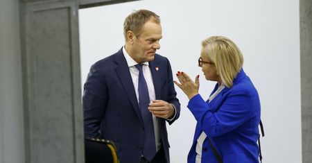Nagrody w ministerstwach. Rząd Donalda Tuska zatrudnia coraz więcej urzędników