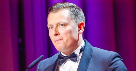 Eurowizja 2021. Zagraniczni internauci MIAŻDŻĄ występ Rafała Brzozowskiego: "Energia PIJANEGO WUJKA na weselu"