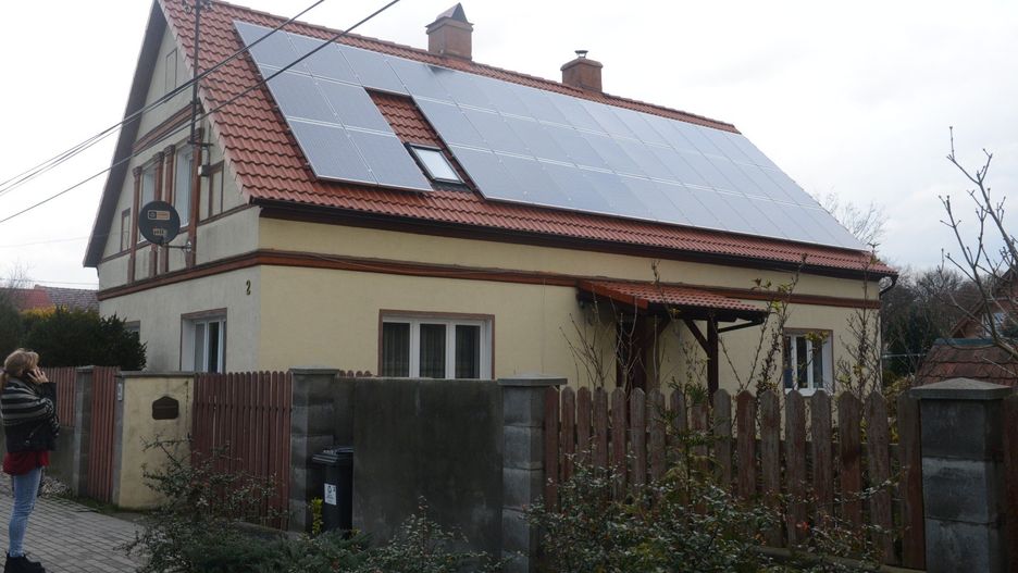 W ramach programu dofinansowanie można otrzymać na instalację paneli PV lub mikroinstalację fotowoltaiczną wraz z magazynem energii lub magazynem ciepła.
