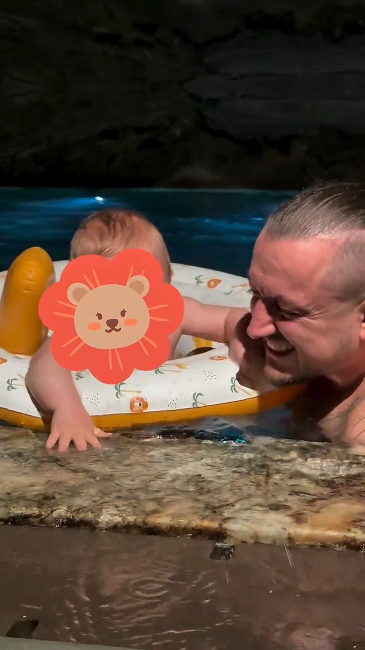 Baron spędził czas z synem, zabierając go na basen