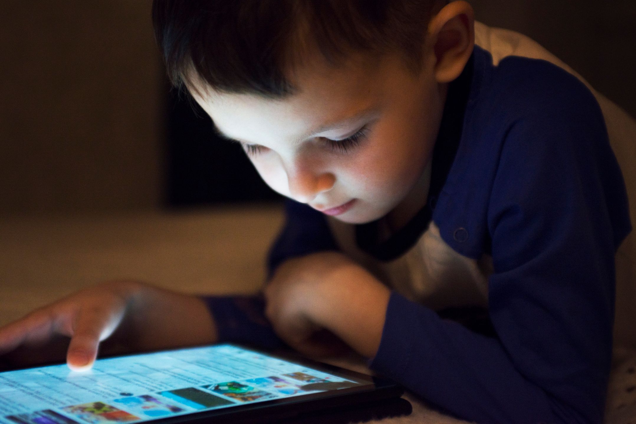 Mały chłopiec korzystający z tabletu