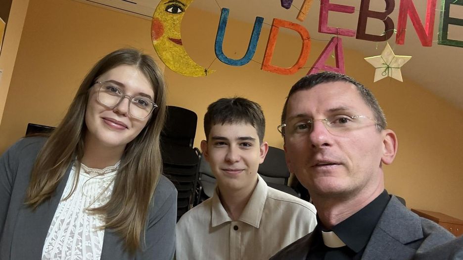 Od lewej: Klaudia Wleciał, Dawid Bartosiński, uczniowie pińczowskiego &#34;Kołłątaja&#34; oraz ksiądz Tomasz Kaczówka ich katecheta podczas wizyty w Hospicjum Caritas imienia świętej Matki Teresy z Kalkuty w Kielcach. 12 października 2025.