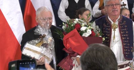 Nie obyło się bez wpadek. Jarosław Kaczyński przejęzyczył się. Sala ryknęła śmiechem